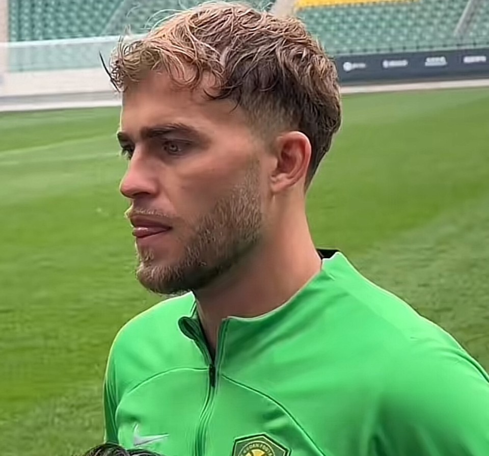 包含埃因霍温训练开放日；冲刺阶段队长鼓劲引欢呼；葡超在即；资深球员宣示担当的词条